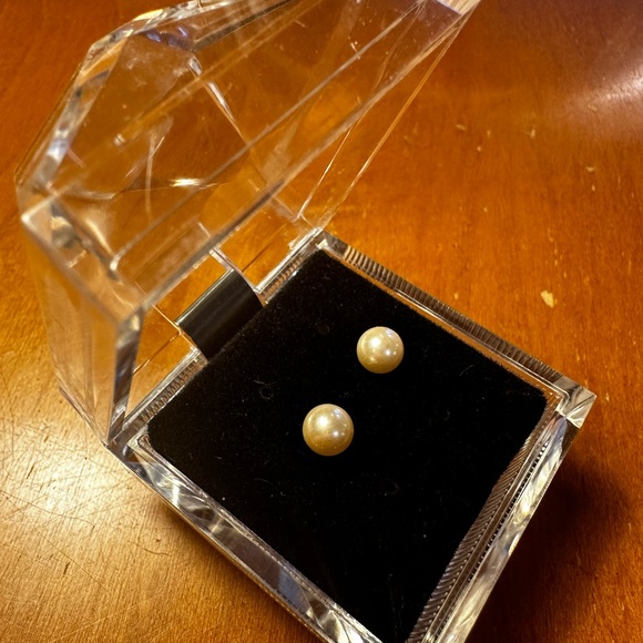 Vintage Jewelry - Vintage faux pearl earrings in Lucite earring box.